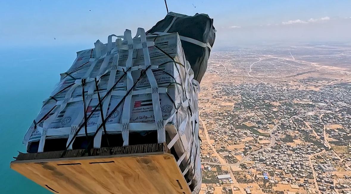 بالتعاون مع الأردن الإمارات تنفذ الإسقاط الجوي الـ61 ضمن عملية "طيور الخير" وتُدخل 20 شاحنة مساعدات غذائية إلى غزة