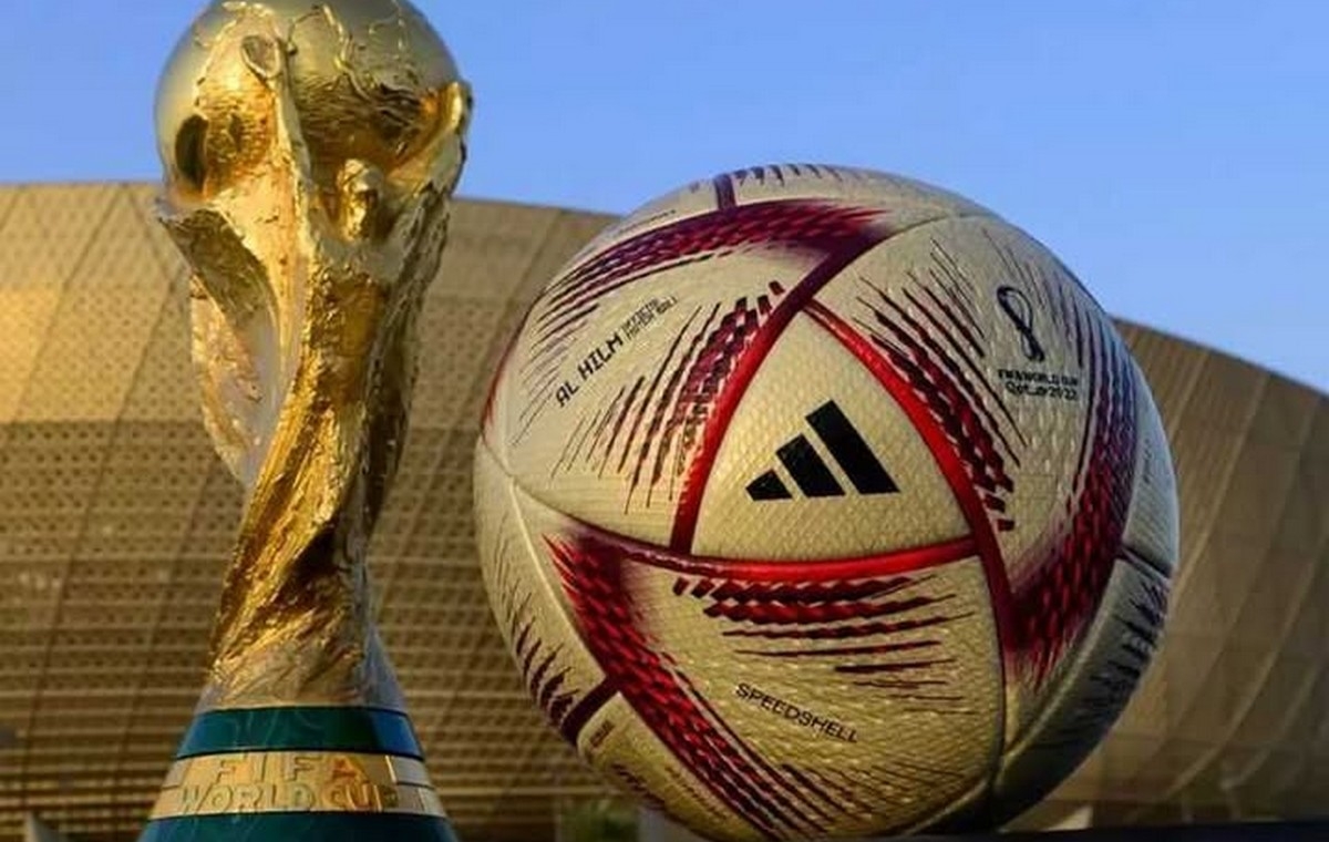 'في مقهى مكتظّ، جلستُ واقفاً'….اشرف المذيوب