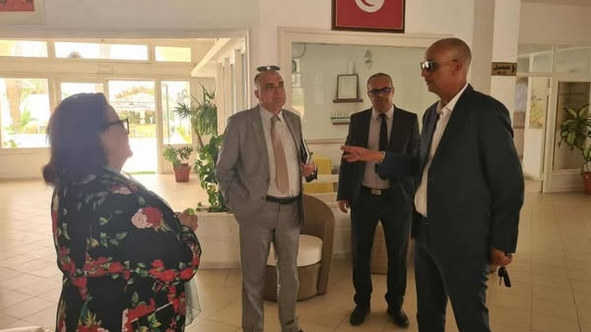 جلسة عمل لمعتمد قرقنة حول توفير السيولة الماليّة