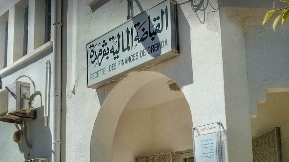 صفاقس : ازدحام كبير في القباضة المالية بمركز كمون بقرمدة