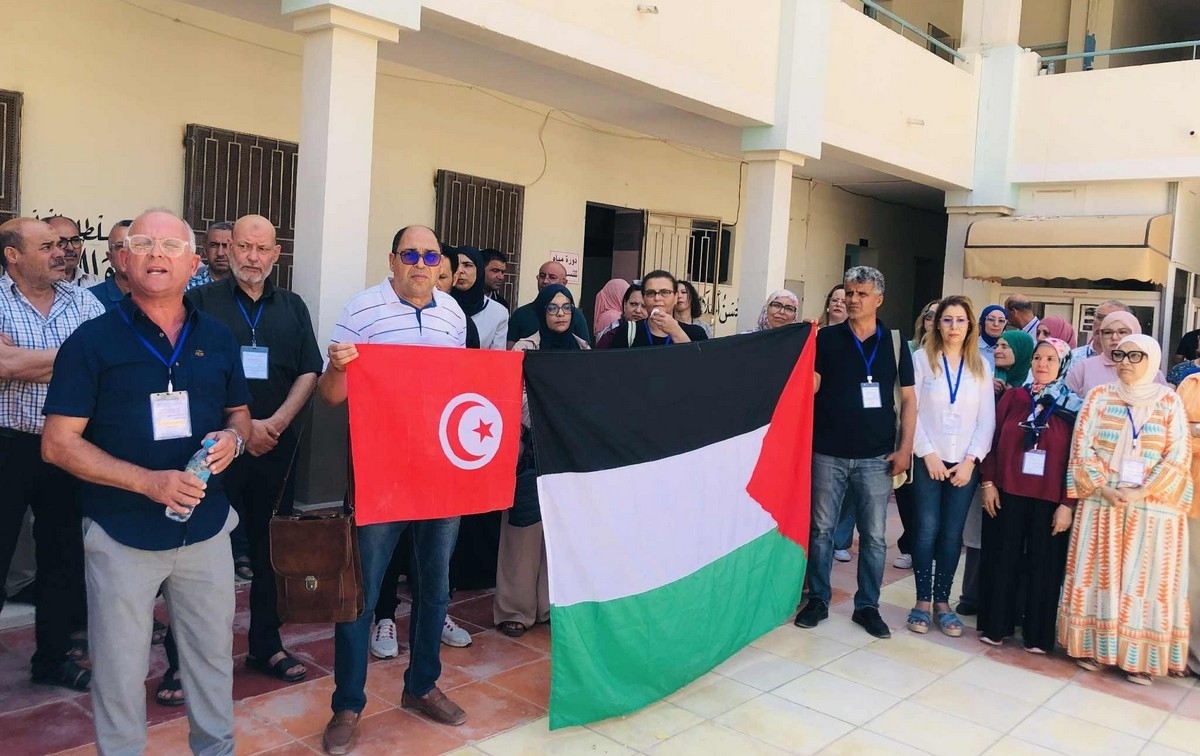 اساتذة مركز اصلاح الباكالوريا باعدادية محسن المزغني ينظمون وقفة مساندة لغزة