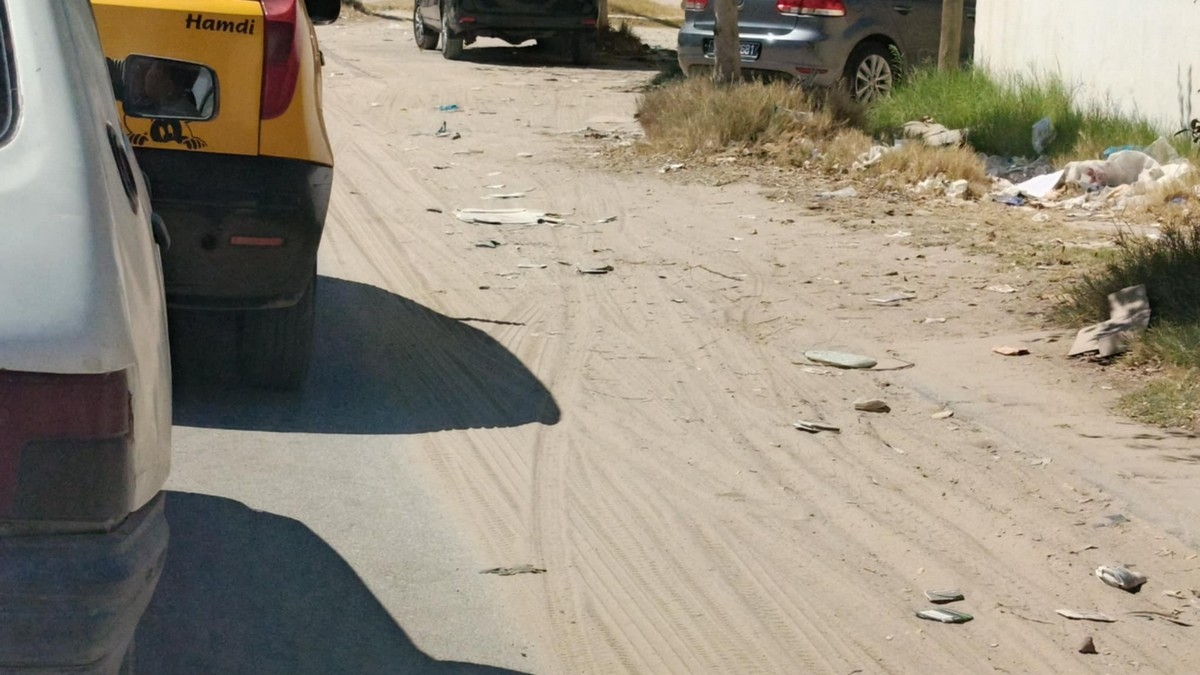 صفاقس : الاتربة تحتلّ حواشي الطرقات وتعيق حركة المرور