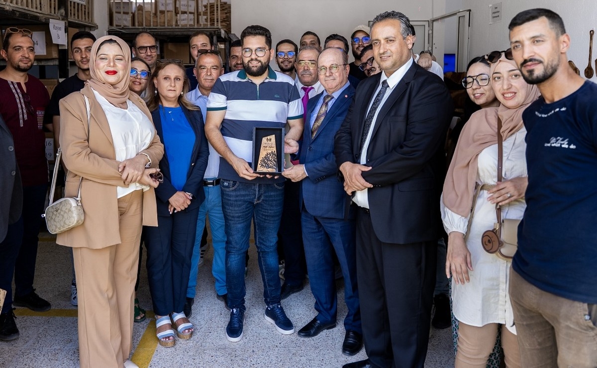 وزير السياحة يزور شركة الفنّ الخام (ArtisRaw) بصفاقس ويؤكد دعم الدولة للصناعات التقليدية والحرفيين