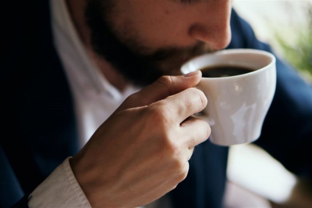 طبيبة تحذر من التأثير السلبي للكافيين على بعض الأشخاص
