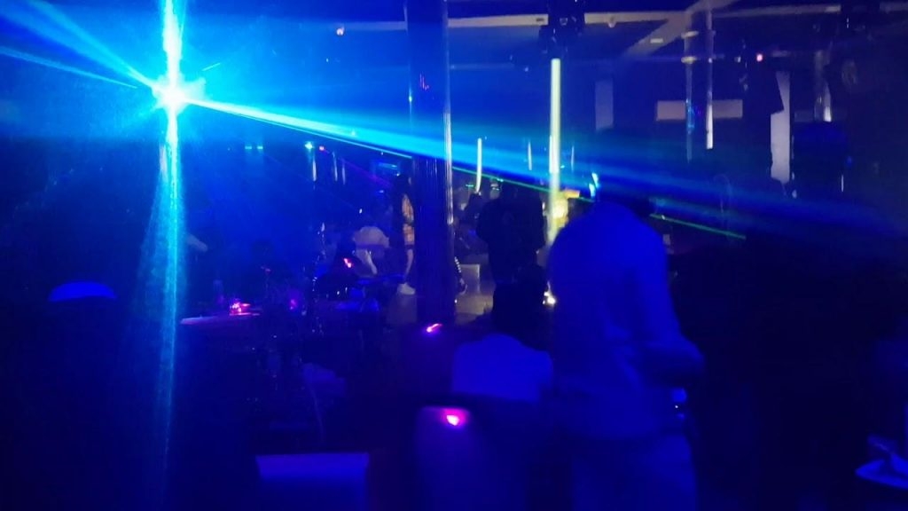 مراكش.. إشهار مسدس بملهى ليلي يجر مغربيًا وجزائريًا إلى السجن و'كشـ24″ تكشف التفاصيل