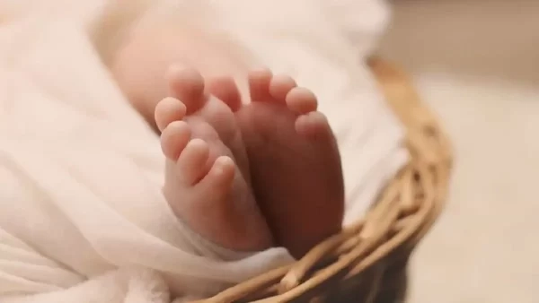 أول رضيع في العالم يتعافى من مرض مميت بعلاج جيني غير مسبوق!