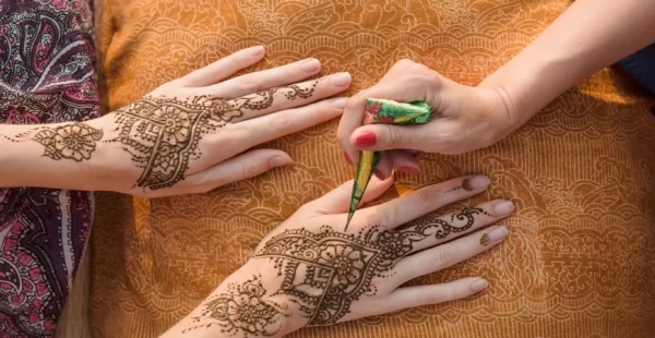 نقوش الحناء تزين نساء المغرب في عيد الفطر
