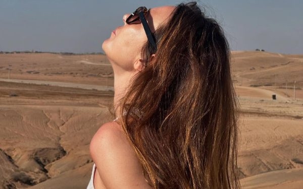 ابنة نجم الروك جوني هاليداي تهرب من شتاء فرنسا القارس إلى مراكش