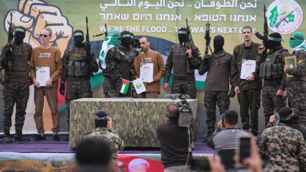 الحكومة الإسرائيلية تعلق على 'الصور الصادمة' للرهائن الثلاثة بعد إطلاق سراحهم