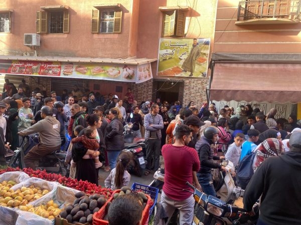 فيديو مجتمع شاهد استقبال المواطنين لبائع السمك ب 5 دراهم بعد استئناف نشاطه بمراكش