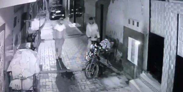 بالڤيديو.. كاميرا مراقبة ترصد سرقة دراجة نارية بطريقة غريبة بمراكش