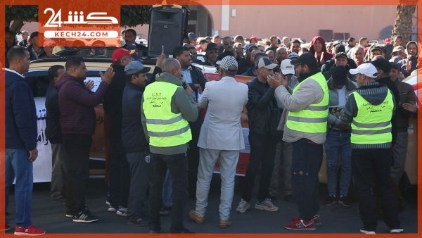 بالڤيديو.. مهنيو 'الطاكسيات الكبيرة' يحتجون ويعلنون مطالبهم بمراكش