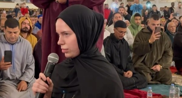 بالڤيديو.. شابة نرويجية تعتنق الإسلام بمسجد فاطمة الزهراء بجنان أوراد