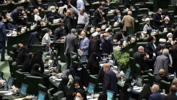 البرلمان الإيراني يحجب الثقة عن وزير المالية