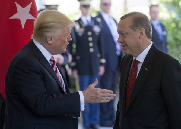 إردوغان وترمب بحثا هاتفياً أوكرانيا وسوريا وقضايا الدفاع