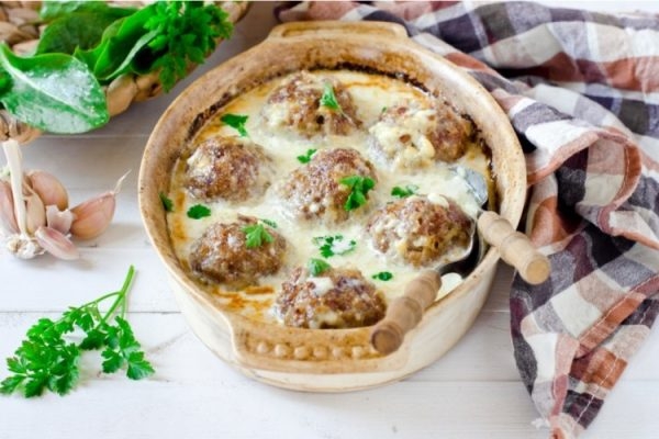 طبق كرات اللحم بالصوص الأبيض لإفطار رمضاني مميز