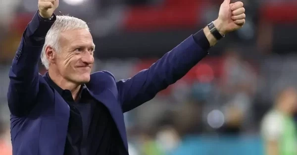 بعد موقفه من لاعبين جزائريين.. اتهامات لمدرب 'الديوك' بالعنصرية وتحرك عاجل من الاتحاد الفرنسي
