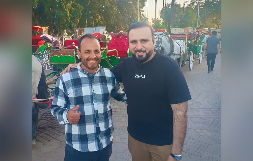 المعلق العماني خليل البلوشي يستمتع بوقته في مراكش