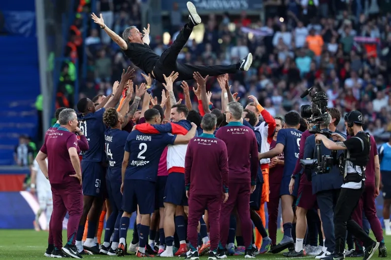 حكيمي يتوج رفقة باريس سان جيرمان بلقب الدوري الفرنسي