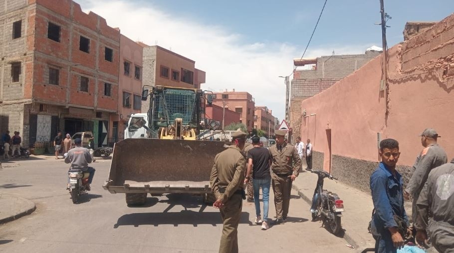 بالصور.. السلطة تستعين بجرافة لتحرير الملك العام بعين ايطي