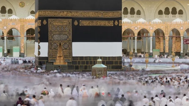 حجاج بيت الله الحرام يؤدون طواف الإفاضة