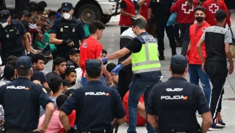 ترحيل 55 قاصرًا مغربيا يجرّ مسؤولتين إسبانيتين إلى المحاكمة