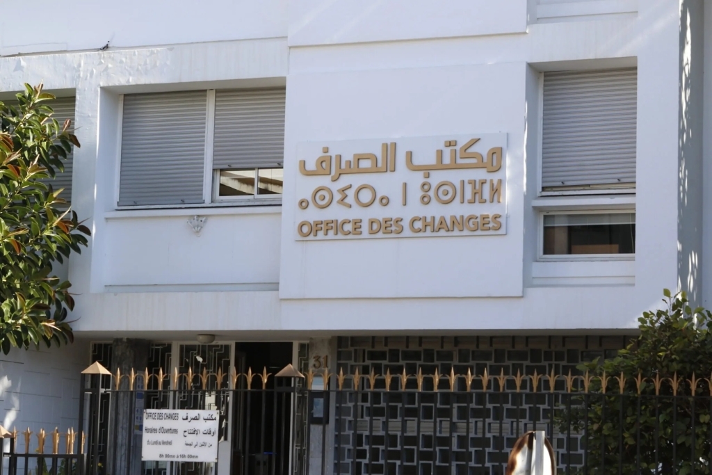 تهريب أموال بالملايين بوثائق مزورة