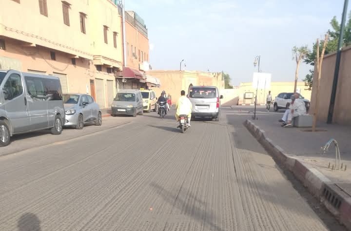أشغال غير مكتملة تُغضب مستعملي طريق حيوي بمراكش