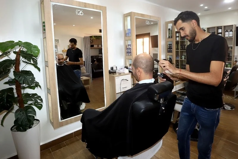 إلى غاية صباح يوم العيد.. انتظار مرهق ومقص لا يتوقف بمحلات الحلاقة