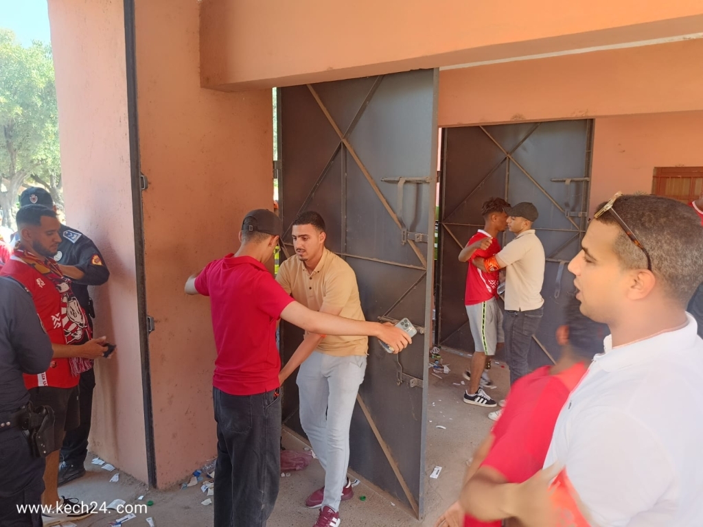 بالصور.. بدء توافد جماهير الكوكب على ملعب الحارثي وسط اجراءات مشددة