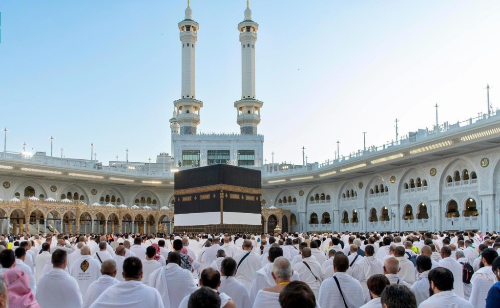 الالاف يؤدون صلاة عيد الأضحى بالمسجد الحرام والمسجد النبوي