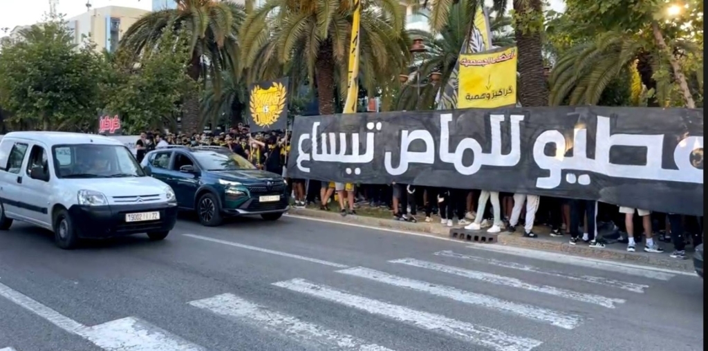جمهور المغرب الفاسي يرفض إقحام النادي في السياسة