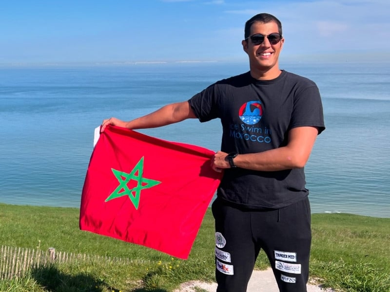 حسن بركة يدخل التاريخ كأول مغربي يسبح محيط جزيرة مانهاتن بنيويورك