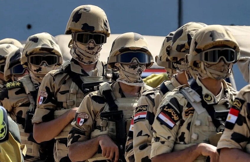 هجوم عنيف على فنان شهير وجه تهديدا غامضا لضباط الجيش بمصر