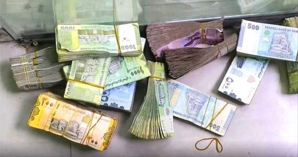 الريال اليمني يواصل التدهور والحكومة عاجزة عن وقف النزيف