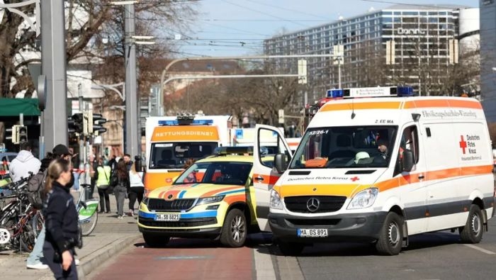 حادث دهس في مانهايم الألمانية يُخلف قتلى وجرحى خلال احتفالات الكرنفال.. والشرطة تعتقل السائق