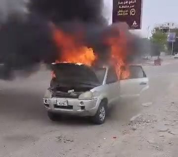 مقاول يحرق سيارته أمام وزارة المياه بعدن احتجاجاً على تأخر مستحقاته المالية