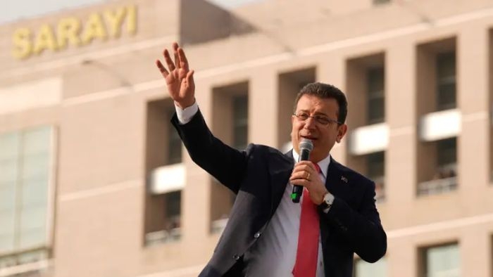 رئيس بلدية إسطنبول المعتقل يدعو إلى "الوحدة" في أول أيام العيد