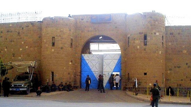 حقوق الإنسان بصنعاء: الحوثيون ينهبون 90 مليوناً من مدخرات نزلاء مركزي صنعاء
