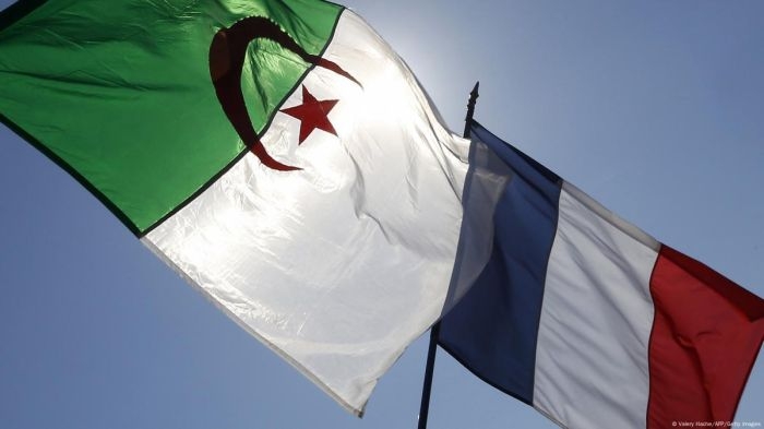 فرنسا تستدعي سفيرها وتطرد 12 دبلوماسيًا جزائريًا ردا على إجراءات مماثلة