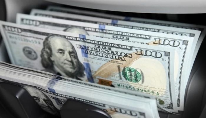 انهيار غير مسبوق: الدولار يهوي لأدنى مستوى في 3 سنوات بعد تهديدات ترامب بإقالة رئيس الفيدرالي