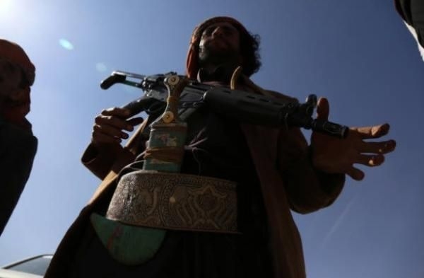 قبيلة تتبرأ من ابنها.. وحقوقيون يحذرون: مليشيا الحوثي تغذي الانقسام الطبقي في المجتمع اليمني