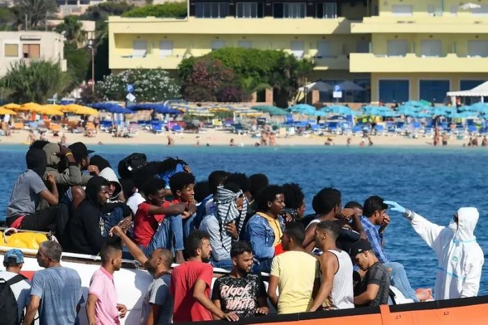بريطانيا.. السجن ربع قرن لعربي قاد أكبر شبكة تهريب بشري في أوروبا عبر المتوسط