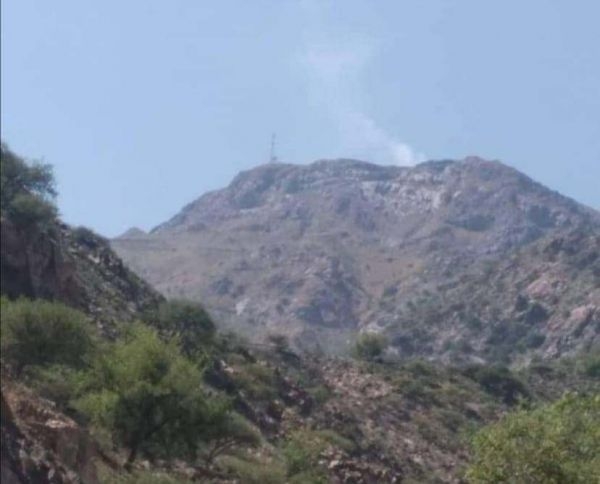 مليشيا الحوثي تفجّر عبوات ناسفة لحفر خنادق في جبال الكور بأبين