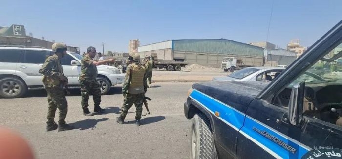 عصابة تحت عباءة الإغاثة.. الأمن يضبط محتالين استولوا على بضاعة بـ150 ألف دولار في عدن