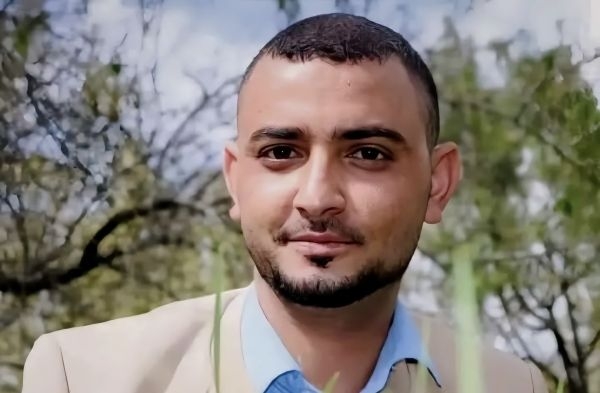 محكمة حوثية تقضي بسجن الصحفي محمد المياحي 18 شهراً وتلزمه بعدم العودة للكتابة