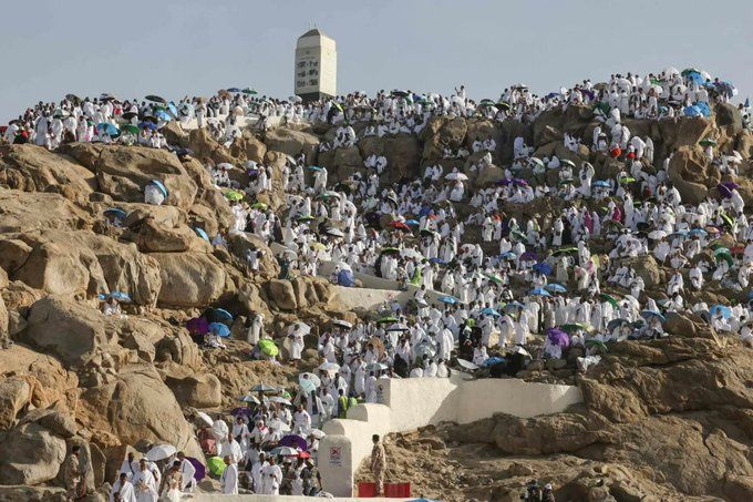 حجاج بيت الله الحرام ينفرون إلى مزدلفة بعد وقفة عرفات