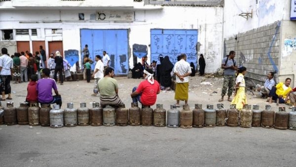 عدن تُنهكها الأزمات.. أزمة غاز منزلي تدخل يومها السادس وسط سخط شعبي وتحذيرات اقتصادية