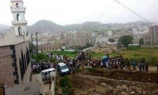 مواطنون يعتدون على مقبرة في مدينة إب