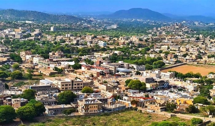 مريض نفسي يفجّر قنبلة داخل منزله ويصيب نفسه وثلاث نساء من أسرته في الضالع